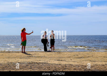 San Pietroburgo. La RUSSIA. 05.27.2018. Un uomo rende le immagini di due ragazze in piedi sulla riva Foto Stock