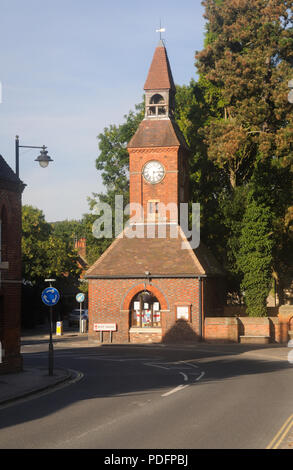 La torre dell orologio (1842), il simbolo della città, in Wendover, Buckinghamshire, Inghilterra Foto Stock