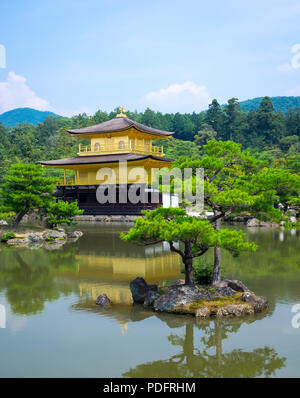 Kinkaku-ji (noto anche come Kinkakuji o Rokuon-ji), il Tempio del Padiglione Dorato, è famoso Zen tempio Buddista situato a Kyoto, in Giappone. Foto Stock