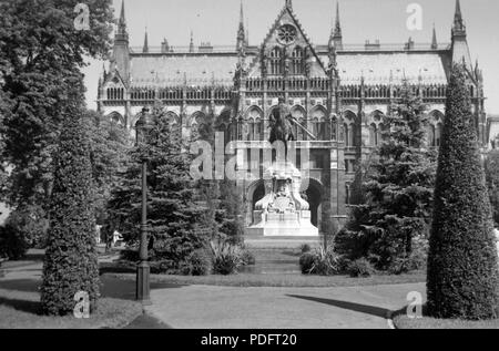 185 Kossuth Lajos tér, gróf Andrássy Gyula szobra (Zala György, 1906.) Un Parlament déli oldalánál. Fortepan 19594 Foto Stock