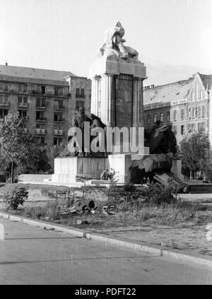 185 Kossuth Lajos tér, gróf Tisza István megrongált szobra un Parlament északi oldala mellett. Fortepan 2055 Foto Stock