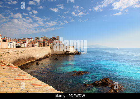 Vista del blu del mare Mediterraneo porto dalla Città Vecchia Antibes Francia Foto Stock