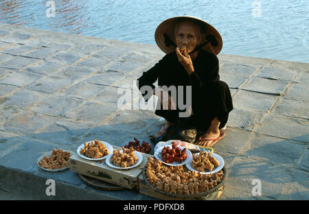 Toy whistle venditore a Hoi An, Vietnam per solo uso editoriale Foto Stock