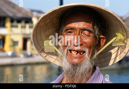 Close-up del volto del pescatore sorridente sul gio Bhon river a Hoi An, Vietnam per solo uso editoriale Foto Stock