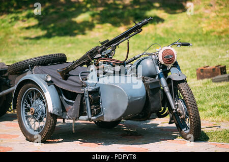 Vecchio Tricar, Three-Wheeled moto con la mitragliatrice sul sidecar della Wehrmacht, Forze Armate della Germania nazista di guerra mondiale 2 Tempo in estate Sunny Par Foto Stock