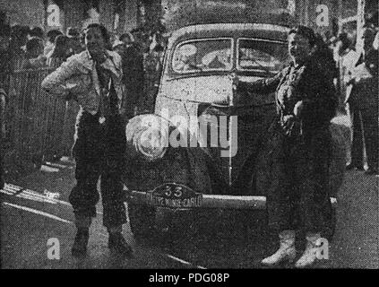 141 Germaine Rouault (à G.), victorieuse de la Coupe des Dames 1938 du Rallye Monte-Carlo (avec mme d'Herlique) Foto Stock