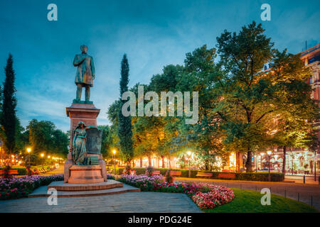 Helsinki, Finlandia. Vista notturna di Esplanade Park. Statua di Johan Ludvig Runeberg a Helsinki in Finlandia Foto Stock