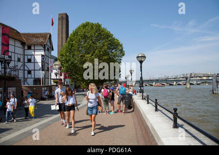 Shakespeare'sGlobe Theatre in London Southbank con il fiume Tamigi e turisti in estate Foto Stock