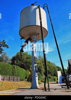 Guardando verso l'alto la torre dell'acqua sulla stazione Oxenhope, Yorkshire Foto Stock