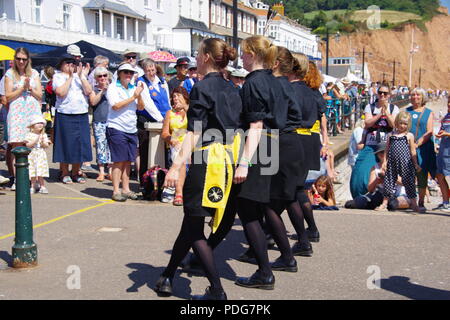 Frusta il gatto Rapper e ostruire, donna inglese del Team di danza, eseguendo un rapper ballo di spada a Sidmouth Folk Festival, East Devon, Regno Unito. Agosto, 2018. Foto Stock