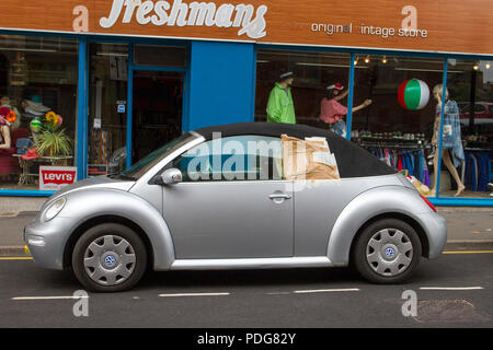 Soggetto ad atti vandalici VW Volkswagen maggiolino auto nel centro della città di Sheffield, Regno Unito Foto Stock