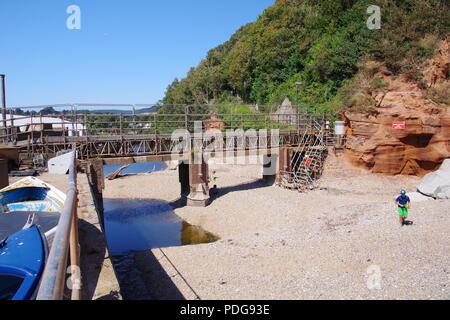 Danneggiato Alma passerella sul fiume Sid a Pennington punto su una bella giornata d'estate. East Devon, Regno Unito. Agosto, 2018. Foto Stock