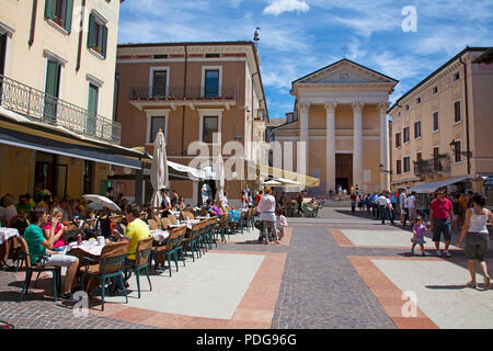 Vista dalla passeggiata sulla chiesa di San Zeno, Bardolino, provincia di Verona, Lago di Garda, Lombardia, Italia Foto Stock