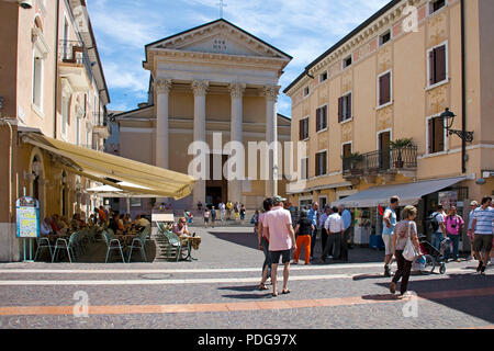 Vista dalla passeggiata sulla chiesa di San Zeno, Bardolino, provincia di Verona, Lago di Garda, Lombardia, Italia Foto Stock