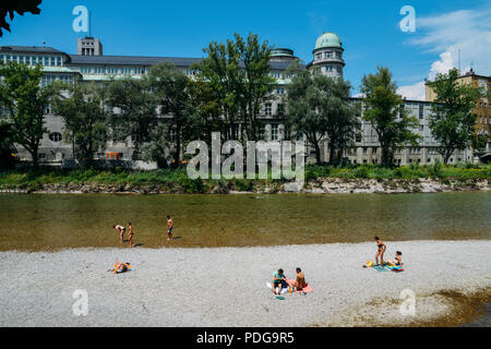 Monaco di Baviera, Germania - 28 Luglio 2018: locali relax in una spiaggia sul fiume Isar in estate con il famoso Deutsches Museum in background Foto Stock