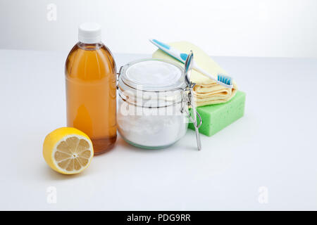 Eco-friendly detergenti naturali. Aceto, il bicarbonato e il limone su sfondo bianco. In casa la pulizia verde con spazio di copia Foto Stock