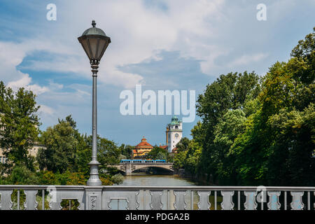 Monaco di Baviera, Germania - 28 Luglio 2018: vista del fiume Isar banche nel centro di Monaco di Baviera con architettura tradizionale e tram Foto Stock