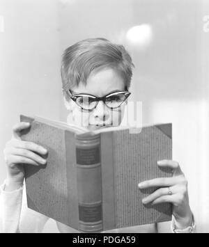 Anni sessanta bicchieri. Una giovane donna in bicchieri e archetti in gennaio 1961. Modelli nome Monica Flodqvist Foto Stock