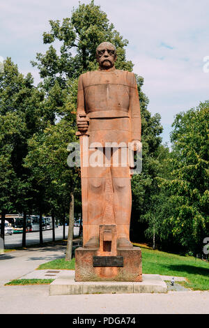 Monaco di Baviera, Germania - 28 Luglio 2018: Statua di ex cancelliere tedesco principe Otto Furst von Bismarck su Erhardstrasse street Foto Stock