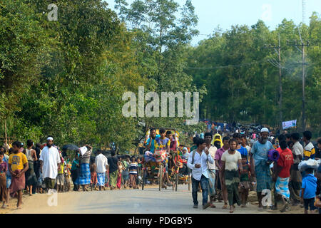 La Folla di profughi Rohingya su una strada di fronte Balukhali Refugee Camp. Cox's Bazar, Bangladesh Foto Stock