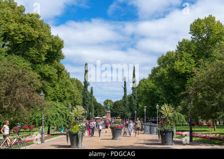 Parco Esplanadi (Esplanadin Puisto), un parco e passeggiata nel centro della città di Helsinki, Finlandia Foto Stock