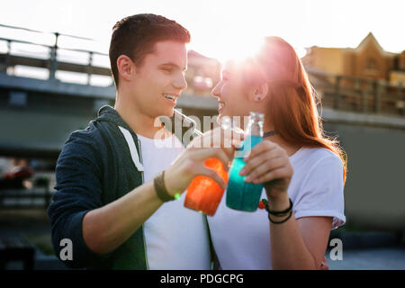 Gioiosa bella gente godendo le loro bevande in modo delizioso. Foto Stock