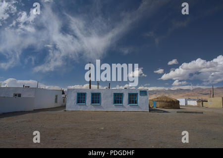 Scene di alta quota villaggio sul lago di Karakul, Tagikistan Foto Stock