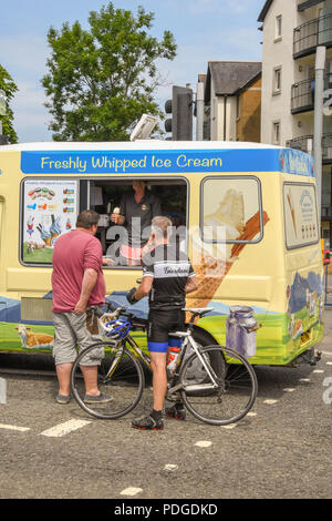 Persone che acquistano gelato da un furgone Foto Stock