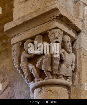 Anzy-le-Duc Burgund. Prioratskirche erbaut 10-11 Jh Figurenkapitell mit raufenden Männern und Fabelwesen Foto Stock