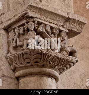 Anzy-le-Duc Burgund. Prioratskirche erbaut 10-11 Jh Figurenkapitell mi floralen Komponenten Foto Stock