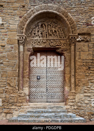 Anzy-le-Duc Burgund Prioratskirche erbaut 11-12 Jh. Portale in der südlichen Klostermauer im Tympanon links Anbetung der Könige rechts unten Sündenfall Foto Stock