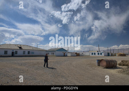 Scene di alta quota villaggio sul lago di Karakul, Tagikistan Foto Stock