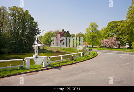 Laghetto del paese nella primavera del Vescovo Burton vicino a Beverley East Yorkshire England Regno Unito Regno Unito GB Gran Bretagna Foto Stock