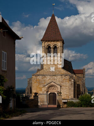 St-Julien-de-Jonzy Burgund Pfarrkirche Turm mit Westportal Mitte 12 Jh Langhaus und Ostteile 19 Jh Foto Stock