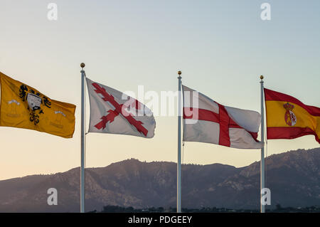 Bandiere del mondo volare a Stearns Wharf a Santa Barbara, California, Stati Uniti. Foto Stock