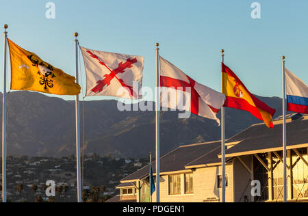 Bandiere del mondo volare a Stearns Wharf a Santa Barbara, California, Stati Uniti. Foto Stock