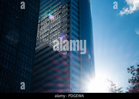 Riflessi e flare sul grattacielo di New York Foto Stock