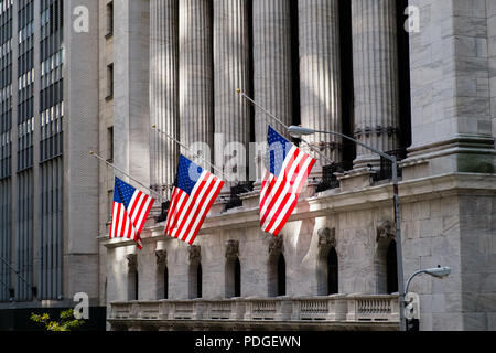 Indicatori retroilluminati di fronte al portico del New York Stock Exchange, Wall Street, Manhattan New York City Foto Stock