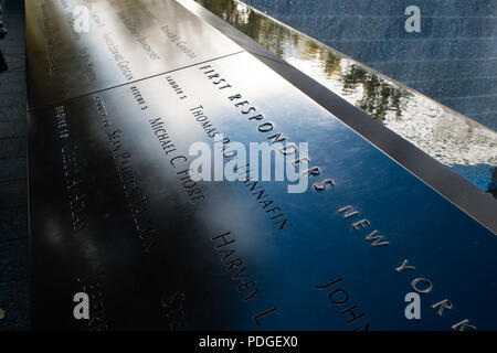 Riflessioni su un pannello del 9/11 memorial 3 Foto Stock