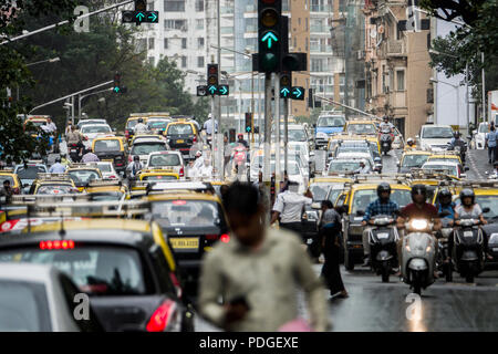 Il traffico intenso street scene in Kamathipura, Mumbai, Maharashtra, India Foto Stock