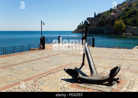 La nave di ancoraggio è impostato sulla riva in prossimità di un antico fortilizio. Monumento a Alanya. Foto Stock