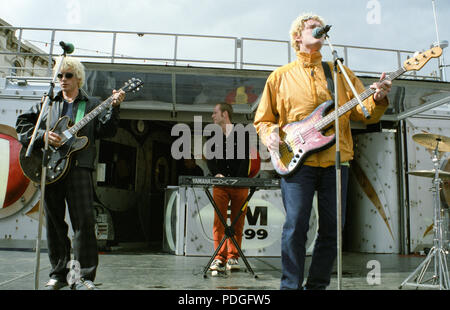 Dodgy BBC radio 1 un Roadshow Blackpool luci si accendono 1 settembre 1996 Foto Stock