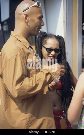 orologio alla BBC radio 1 One Roadshow Newquay Cornwall 21 agosto 1995 Lorna Saunders, Marcus Thomas Foto Stock