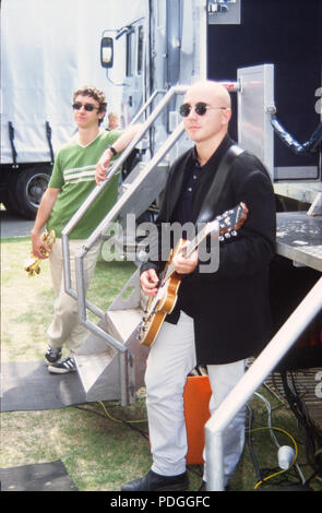 I Boo Radleys. BBC radio 1 One Roadshow Plymouth Hoe Devon 15 agosto 1996 Rob Harrison alla batteria, cantante/chitarrista Simon 'dice' Rowbottom, chitarrista/compositore Martin Carr e bassista Timothy Brown Foto Stock