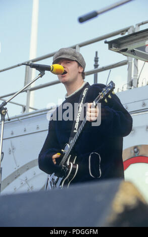 I Boo Radleys. BBC radio 1 One Roadshow Plymouth Hoe Devon 15 agosto 1996 Rob Harrison alla batteria, cantante/chitarrista Simon 'dice' Rowbottom, chitarrista/compositore Martin Carr e bassista Timothy Brown Foto Stock