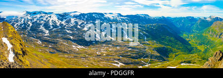 Vista panoramica da Dalsnibba Nibbevegen sulla strada che conduce a Geiranger Fjord, Norvegia Foto Stock