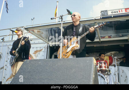 I Boo Radleys. BBC radio 1 One Roadshow Plymouth Hoe Devon 15 agosto 1996 Rob Harrison alla batteria, cantante/chitarrista Simon 'dice' Rowbottom, chitarrista/compositore Martin Carr e bassista Timothy Brown Foto Stock