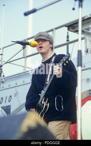 I Boo Radleys. BBC radio 1 One Roadshow Plymouth Hoe Devon 15 agosto 1996 Rob Harrison alla batteria, cantante/chitarrista Simon 'dice' Rowbottom, chitarrista/compositore Martin Carr e bassista Timothy Brown Foto Stock