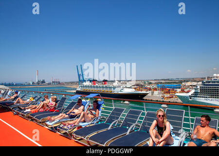 I passeggeri a bordo del Royal Caribbean indipendenza dei mari la nave di crociera durante un mare mediterraneo in crociera con Disney Magic in vista Foto Stock