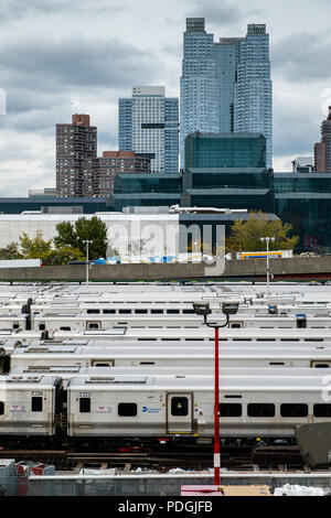 Il materiale rotabile di fronte di grattacieli, Cantieri Hudson, New York Foto Stock
